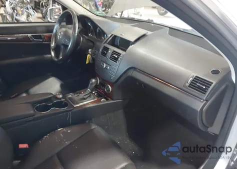 2010 Mercedes-Benz C 300 Luxury 4Matic/Sport 4Matic z USA, uszkodzony, nr VIN WDDGF8BB6AR129003